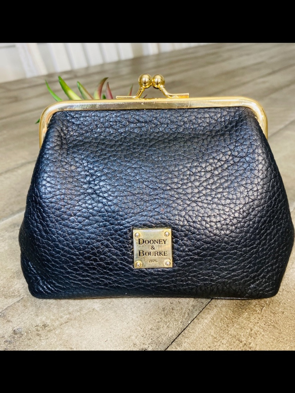 Dooney & Bourke Black
Pebble Grain Leather Framed Kisslock Wallet Clutch Pouch